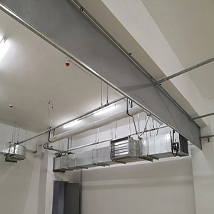 擋煙垂壁設(shè)計(jì)要點(diǎn)(圖1) 擋煙垂壁工地安裝現(xiàn)場.jpg